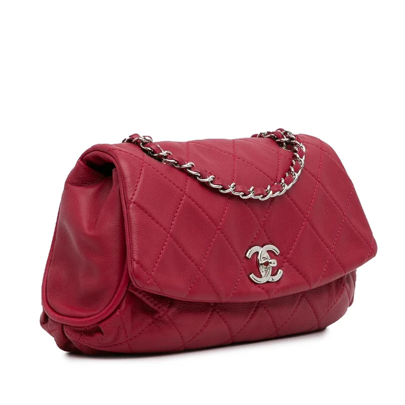 Chanel Quilted Leather Shoulder Bag for FashionistasChanel Quilted Calfskin Curvy Flap (lSn9g7)