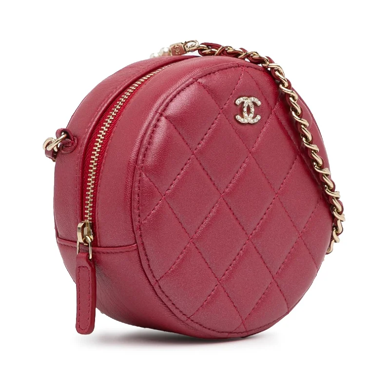 Chanel bags for women who love timeless fashionChanel Quilted Lambskin Round Pearl Clutch with Chain (QFU7OK)