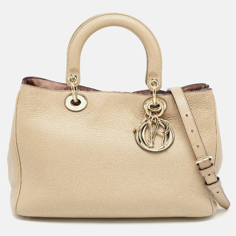 Christian Dior handbags with a snap - button closure and a decorative buckleDIOR Beige Leather Medium issimo Shopper Tote